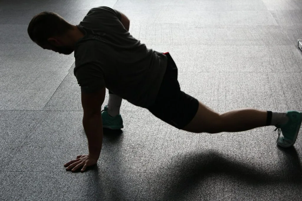 Faire du sport chez soi sans equipements etirement