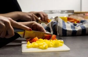plan de travail en bois clair dans une cuisine