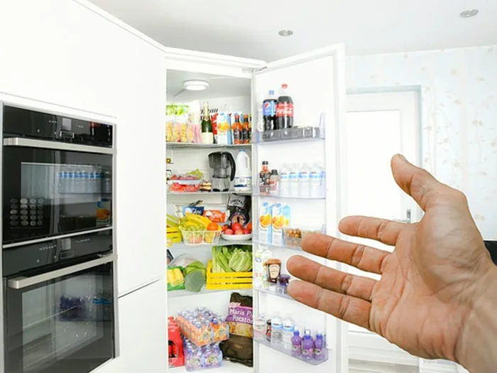 refrigerateur professionnel a nettoyer en cuisine