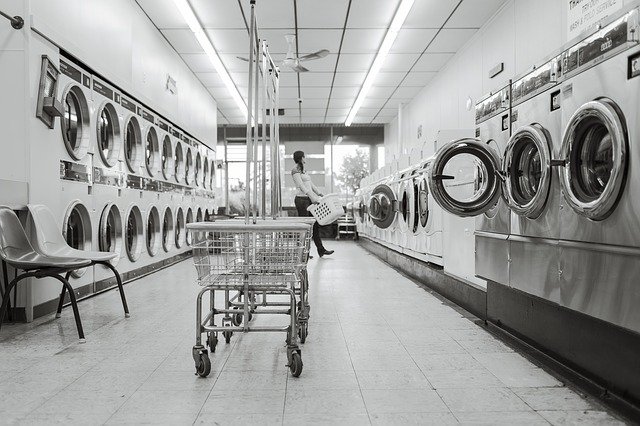machines a laver dans une laverie automatique