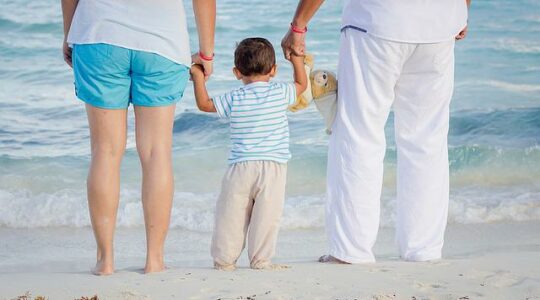 Vacances en famille : quel est le temps de repos réel des parents ?