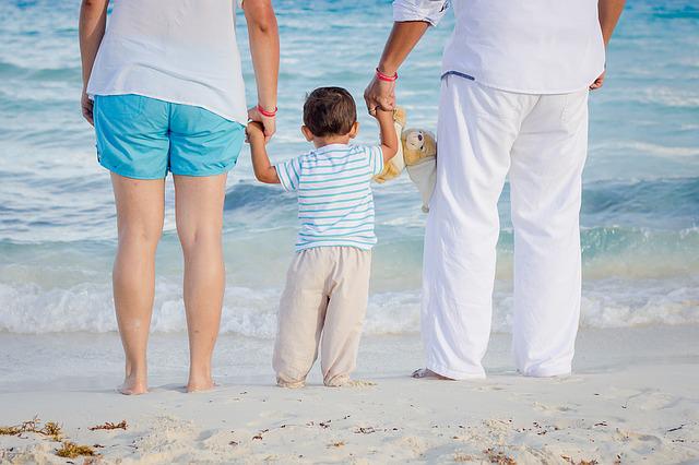 Vacances en famille : quel est le temps de repos réel des parents ?