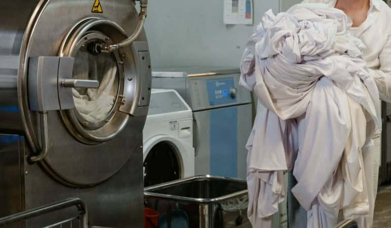 Pourquoi les hôpitaux utilisent des chariots à linge sale ?