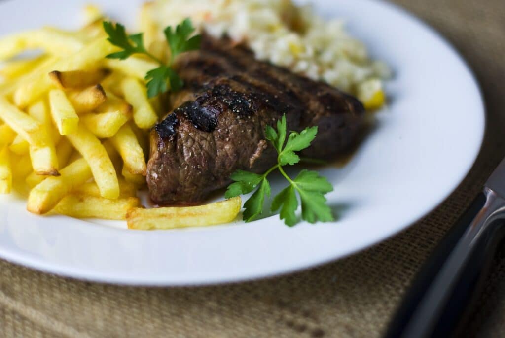 Que manger avec des pommes de terre ? Steak frites